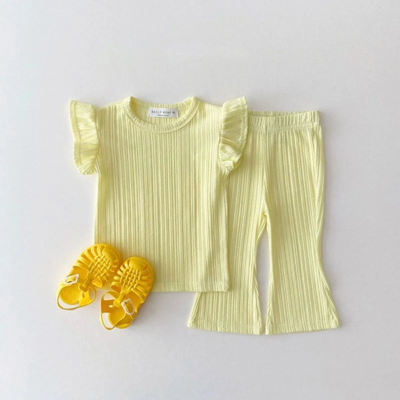 Koreaanse Kinderkleding Set, Dunne T-shirt met Fladder Mouwen en Flared Broek. Stijlvolle en comfortabele outfit, perfect voor kinderen en warme dagen.