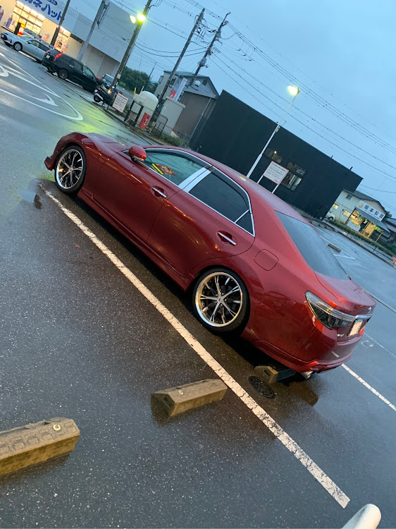 マークXのタイヤ交換・雨に関するカスタム事例の投稿画像1枚目