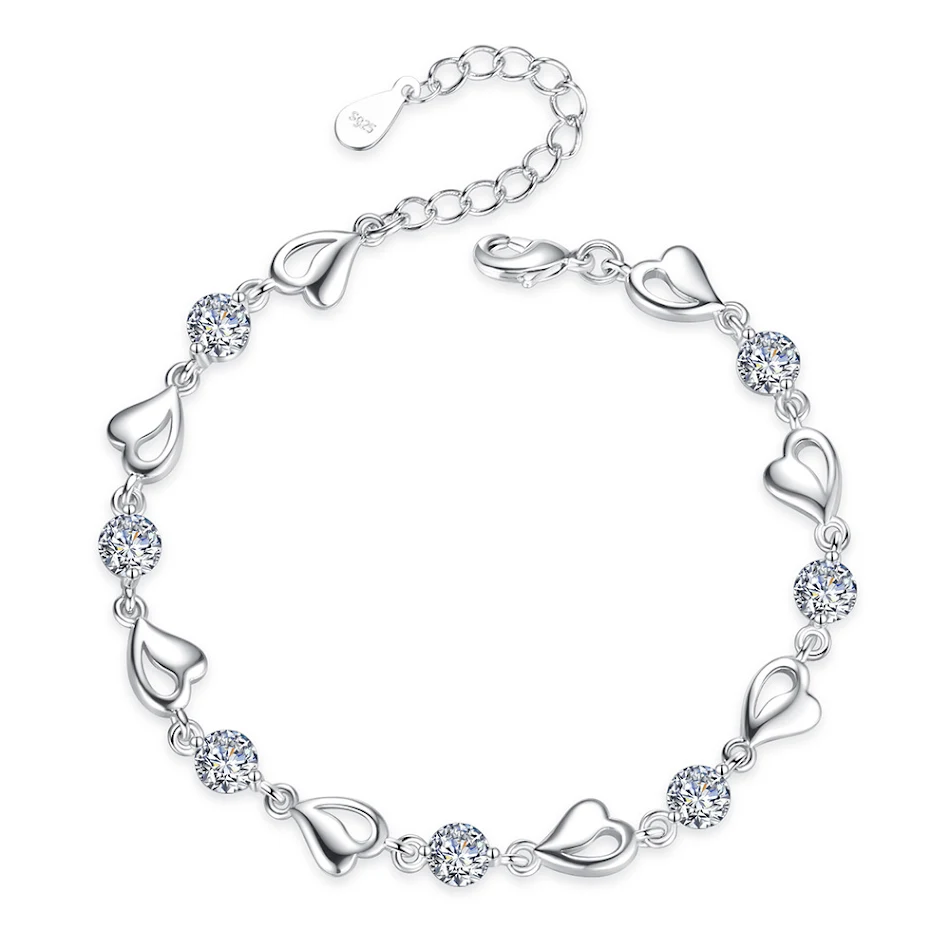 Zilverkleurige damesarmband met een opengewerkt hart, een modieus accessoire dat je outfit een vleugje romantiek en charme geeft.
