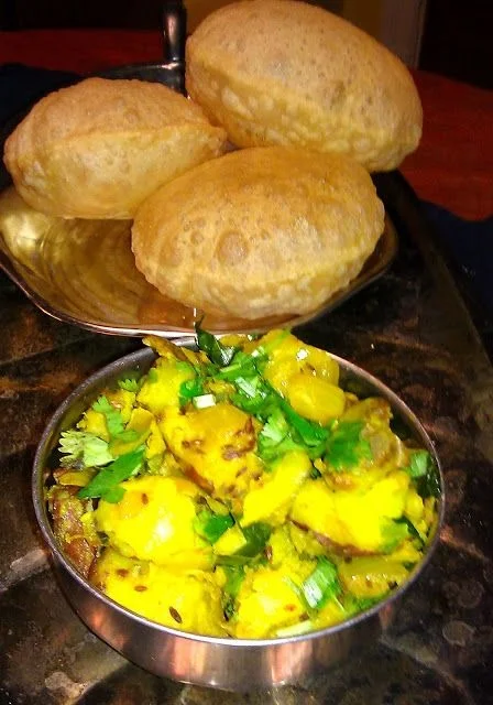 Puri with Dry Aloo Bhaji Combo (250 ml sabzi with 5 puris)