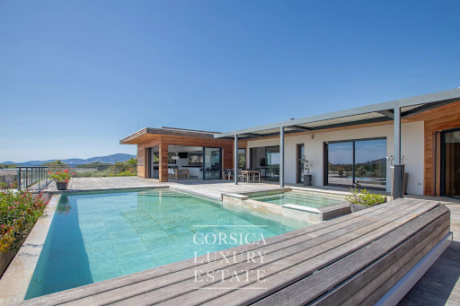 Villa with pool and garden 3