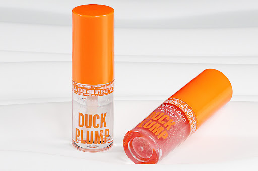 Title 2, Moisturizing and Nourishing Lip Gloss Non-stick...