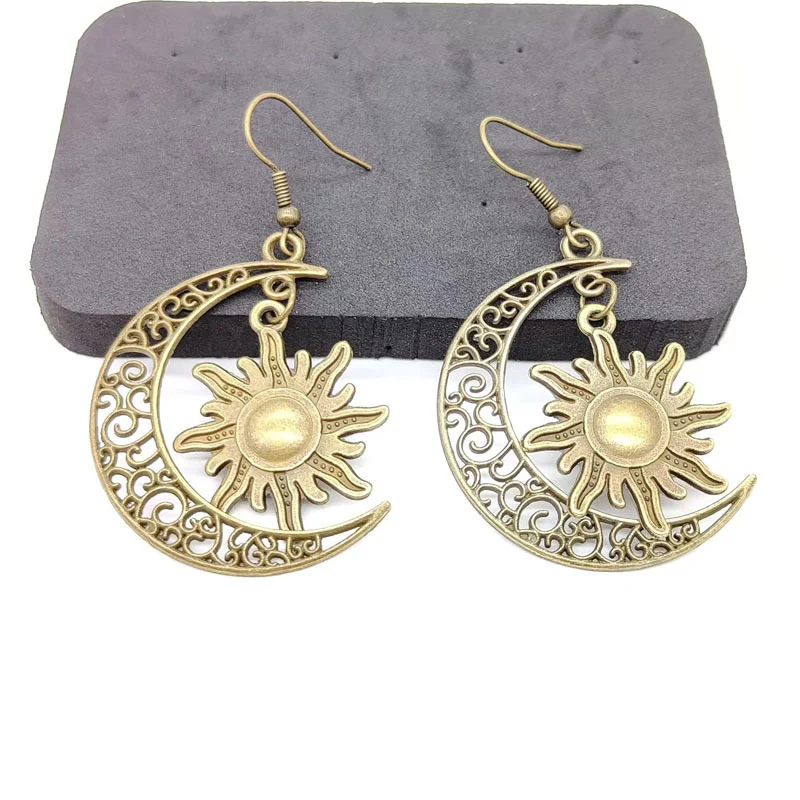 Brincos de lua e sol vazados, acessórios de moda femininos que adicionam um toque celestial e elegante ao seu visual, perfeitos para diversas ocasiões.