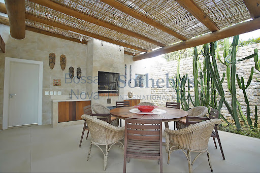 Outdoor table with chairs under pergola in this luxury house for sale in Armação dos Búzios (870 m²)