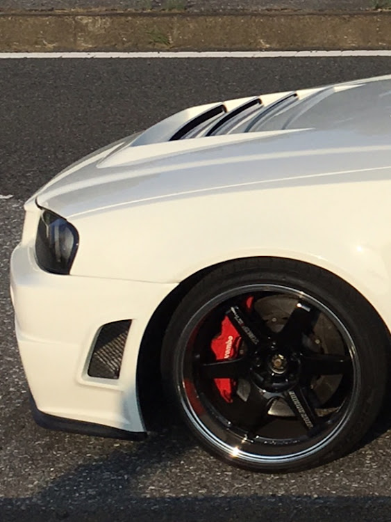 スカイライン GT-RのBNR34GTR・ボンネットダクト・ブレンボ・TE37TTAに関するカスタム事例の投稿画像1枚目
