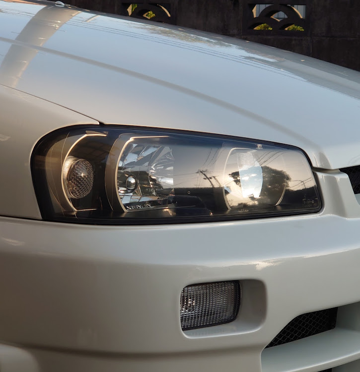 スカイラインのニスモ・洗車日和・ヘッドライト磨き・拡散型アンバーLED・旧ロゴ日の丸NISMOエンブレムに関するカスタム事例の投稿画像4枚目
