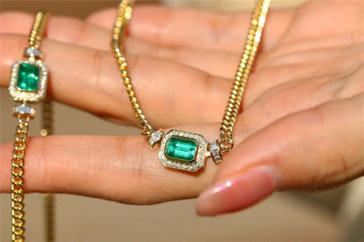 Collier chaîne cubaine émeraude rétro de haute qualité. Un accessoire élégant pour rehausser votre style avec une touche vintage et sophistiquée.