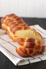 How to Make Challah Bread (video) was pinched from <a href="http://www.handletheheat.com/how-to-make-challah-bread-video/" target="_blank">www.handletheheat.com.</a>