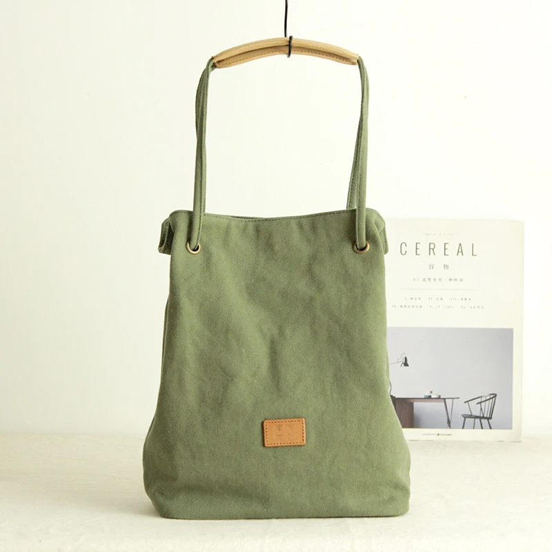 Grote draagbare canvas tas met ruitpatroon voor veelzijdig gebruik. Ideaal voor boodschappen, strand en reizen. Neem alles gemakkelijk mee.