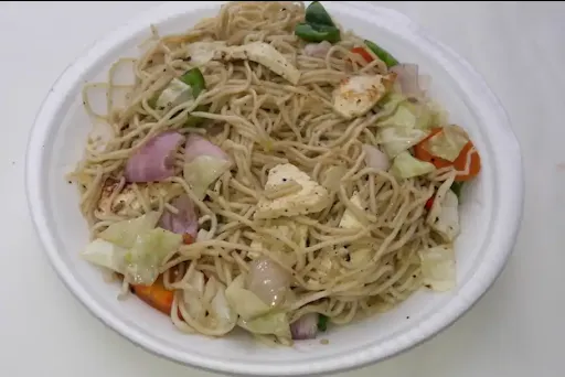 Veg Hakka Noodles [650 Ml]