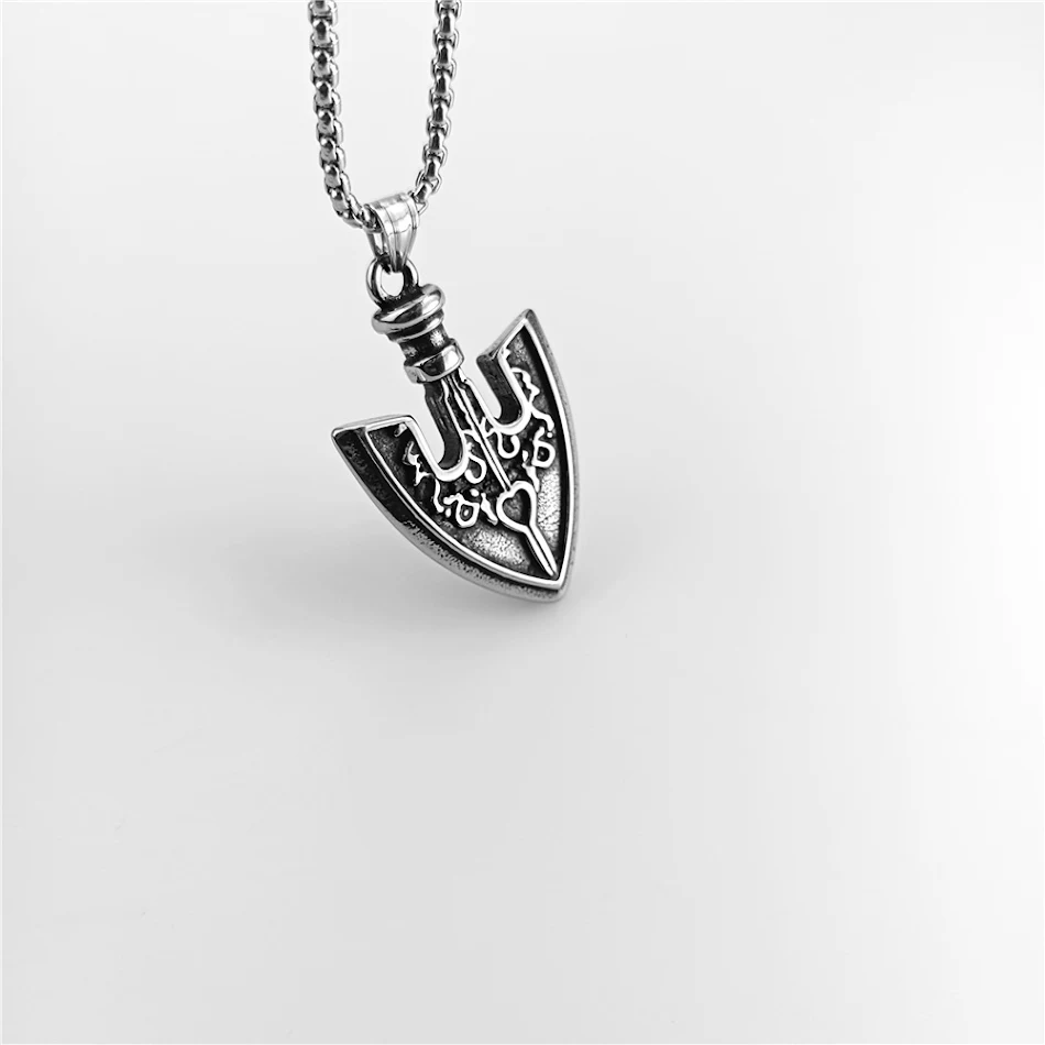 Collier pendentif épée et bouclier celtique pour homme en acier titane. Un symbole de force et protection pour l'homme moderne, un bijou unique.