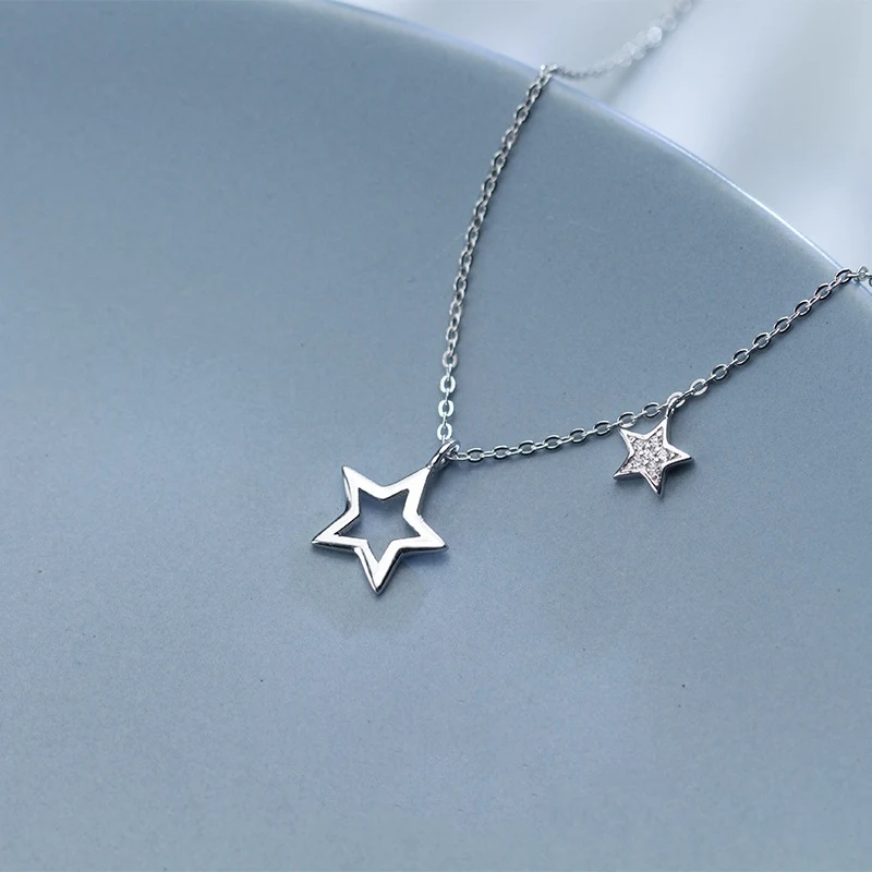 Corrente de clavícula feminina estrela oca digna, acessório elegante que valoriza o colo e adiciona um toque sofisticado ao visual.