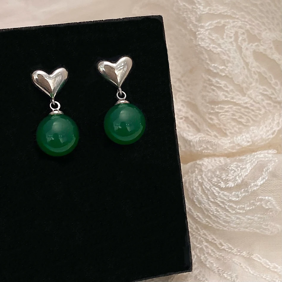Boucles d'oreilles clous cœur en calcédoine verte pour femmes, simples et élégantes, parfaites pour un style quotidien.