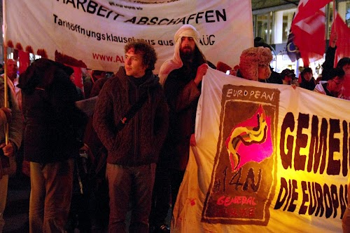 Demonstranten mit Fahnen und Transparenten.