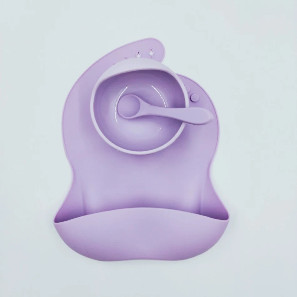 Ensemble repas pour enfants avec bol, fourchette, cuillère et bavoir. Simplifie les repas et réduit les dégâts.