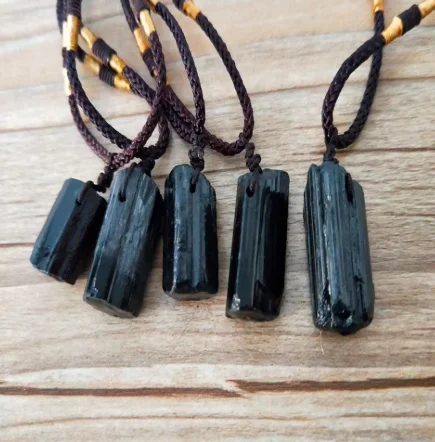 Natuurlijke zwarte toermalijn ruwe steen hanger, voor bescherming en aarding. Een krachtige talisman voor je spirituele welzijn.