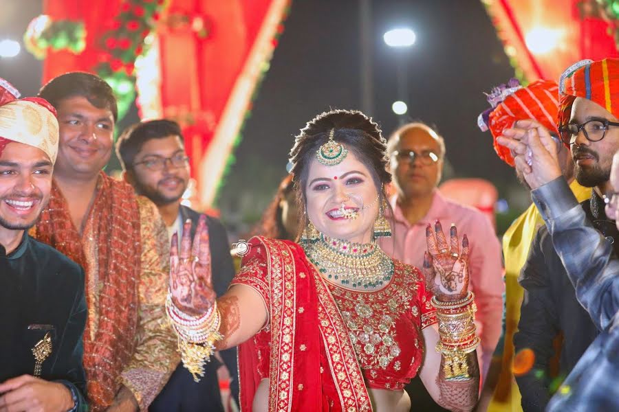 Fotografo di matrimoni Hardik Pandya (fotobookstudio). Foto del 9 dicembre 2020