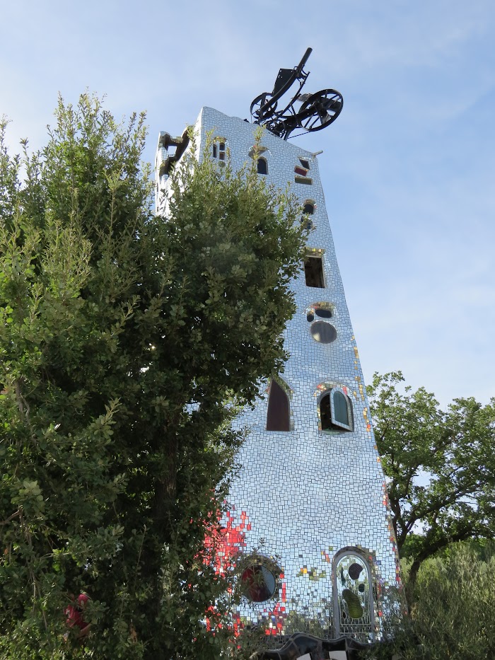 Niki de Saint Phalle, La Torre di Babele in de Giardino dei Tarocchi, Capalbio