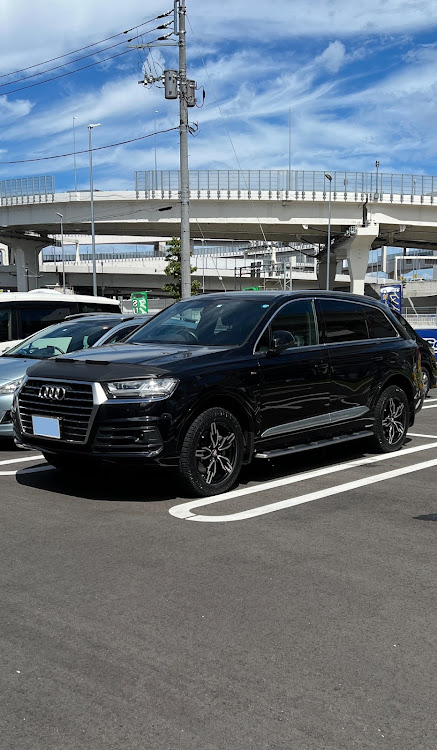 Q7のホイール・オールテレーンタイヤ・マッドタイヤ・ピレリスコーピオンオールテレーンに関するカスタム事例の投稿画像1枚目