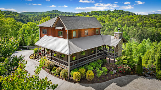 Property purchase in Blue Ridge (United States) - Wooden house with porch and mountain
