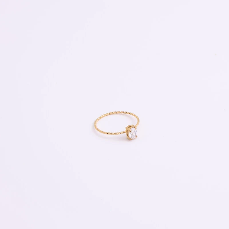 Anello Stella in Zirconia a Uovo d'Oca Acciaio Titanio Placcato Oro 18K. Un gioiello elegante e raffinato per un look unico e luminoso.