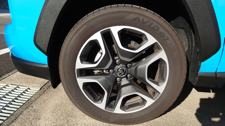 RAV4のホイールが欲しい・スタッドレスタイヤとホイールに関するカスタム事例の投稿画像1枚目