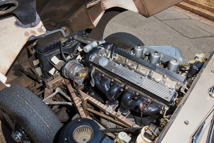 The 4.2l six-cylinder breathes through three SU carburettors.