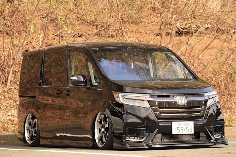 ステップワゴンのROAMAIR・J-LINE・ADVAN Racing GT BEYOND・air suspension・Simple My styleに関するカスタム事例の投稿画像1枚目