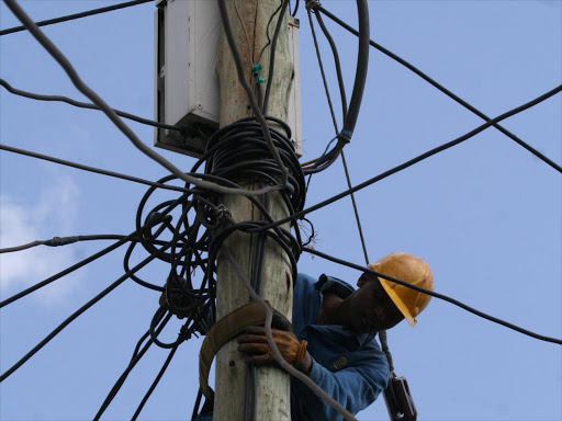 KPLC worker disconnect the illegal electricity connections in Line Saba, Kibera slums./FILE