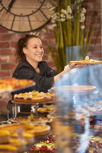 Une vendeuse en train de servir