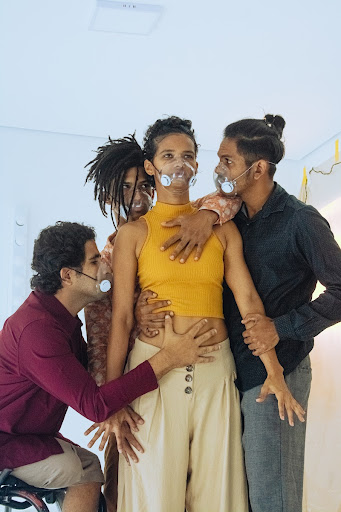 The performance "Estado de Apneia" is a production by the Movidos Dança Group.