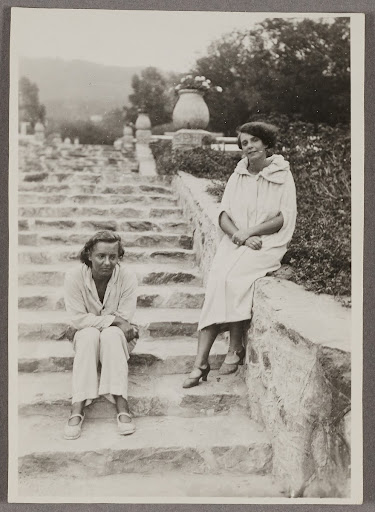 Nina Kandinsky et Gret Palucca sur un escalier de jardin