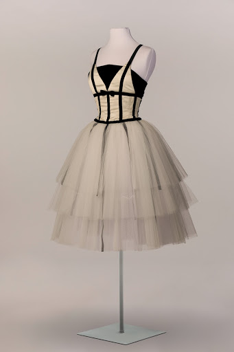 Costume de Karl Lagerfeld, pour Brahams-Schönberg Quartet, chorégraphie de George Balanchine. Entrée au répertoire, Opéra national de Paris, Palais Garnier, 2016