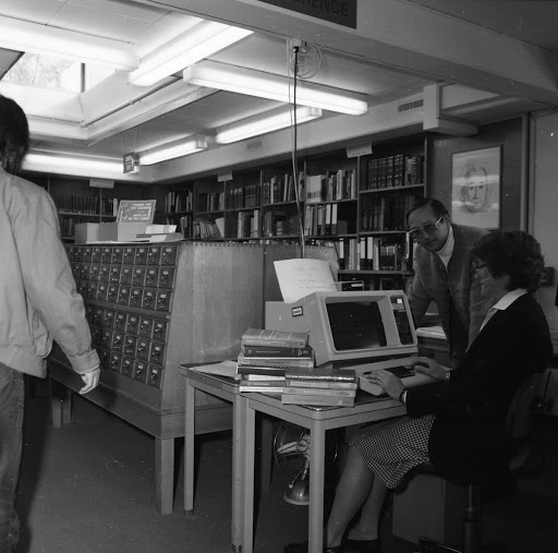 Showing the electronic library catalogue H ISIS in the Central Library