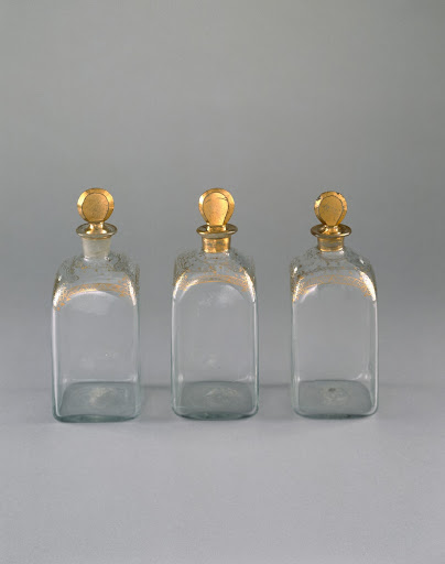 Drei Flakons mit vergoldeten Stöpseln