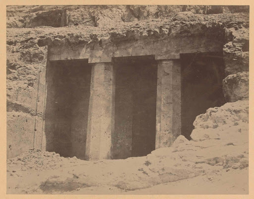 Ingang van de tombe van Khnumhotep II te Beni Hassan