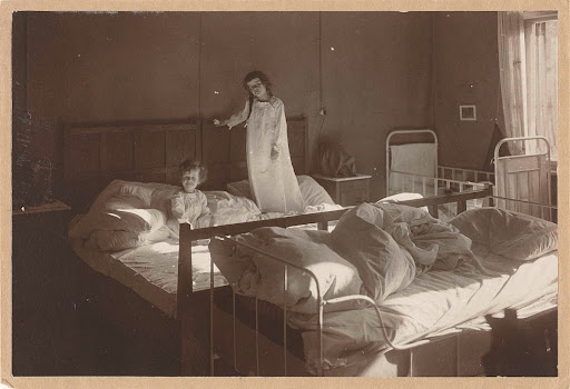 Marba en Eckart Titzenthaler, kinderen van de fotograaf, in de slaapkamer van het woonhuis in de Friedrichstrasse, Berlijn