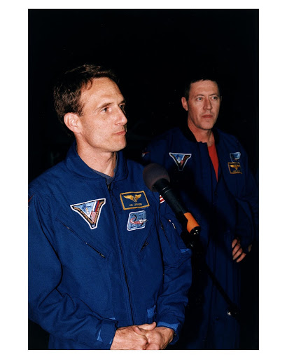 Mission Specialist J.M. ``Jerry'' Linenger talks to the press after the flight crew arrived.