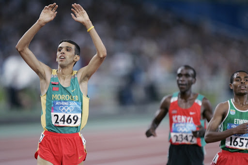Athènes 2004, 5 000 m Hommes - Hicham EL GUERROUJ (MAR) 1e, Eliud KIPCHOGE (KEN) 3e, et Kenenisa BEKELE (ETH) 2e, à l'arrivée.