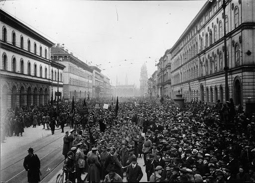 Revolution in München 1919: Truppenschau der Rotarmisten in der Ludwigstraße
