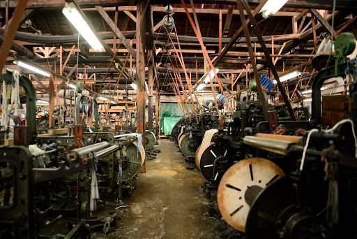 Awa Shijira Fabric: Looms Lined Up Inside the Factory