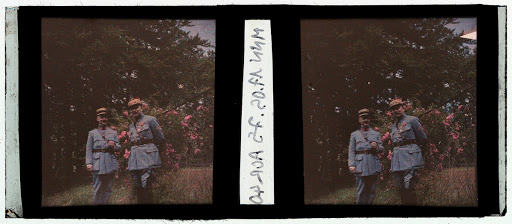 Deux soldats dans un jardin