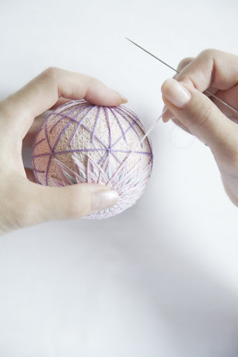 Embroidering the pattern, Sanuki kagari temari