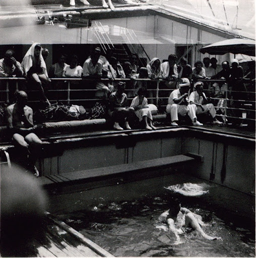 Piscina no convés de navio