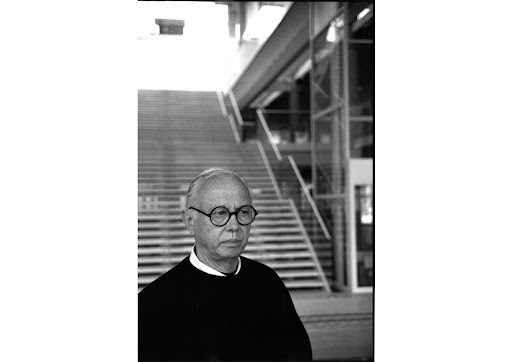 Ellsworth KELLY, Carré d’Art, en 1993. Photo Jack Shears