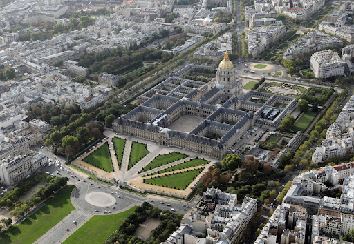L'Hôtel national des Invalides Statue de Mars en façade nord