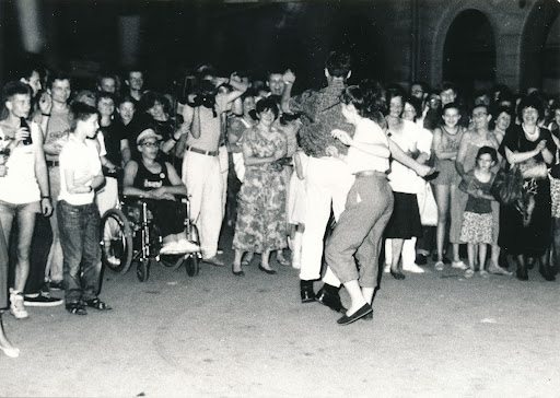 Parisian Night in Kraków – Audience members dancing in Floriańska Street
