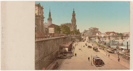 Gezicht op de Landungsplatz met Zwinger in Dresden