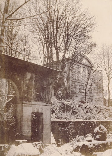 [École des Beaux-Arts, Paris] / [In the Garden of the École des Beaux-Arts, Paris]