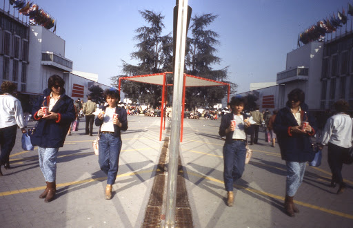 Visitatrici alla Fiera Campionaria di Milano del 1985 Visitatrici alla Fiera Campionaria di Milano del 1985